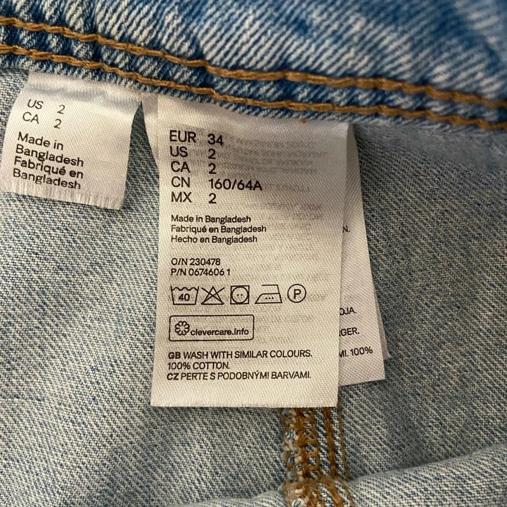 H&M Divided women’s button up light‎ wash denim miniskirt — size 2 - Picture 5 of 7